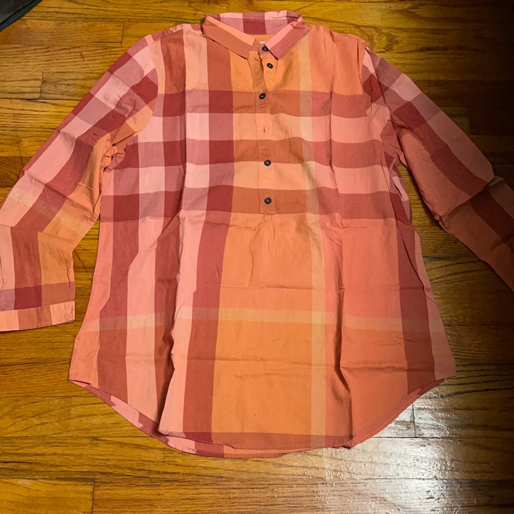Burberry top 1/3 sleeve used in good condition